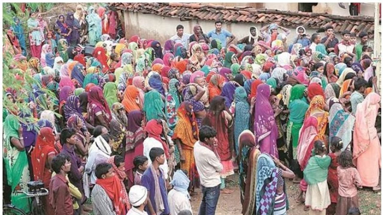 सोनभद्र नरसंहारः 6 महीने पहले मान ली होती उस विधायक की बात तो नहीं बिछती लाशें सोनभद्र नरसंहारः 6 महीने पहले मान ली होती उस विधायक की बात तो नहीं बिछती लाशें