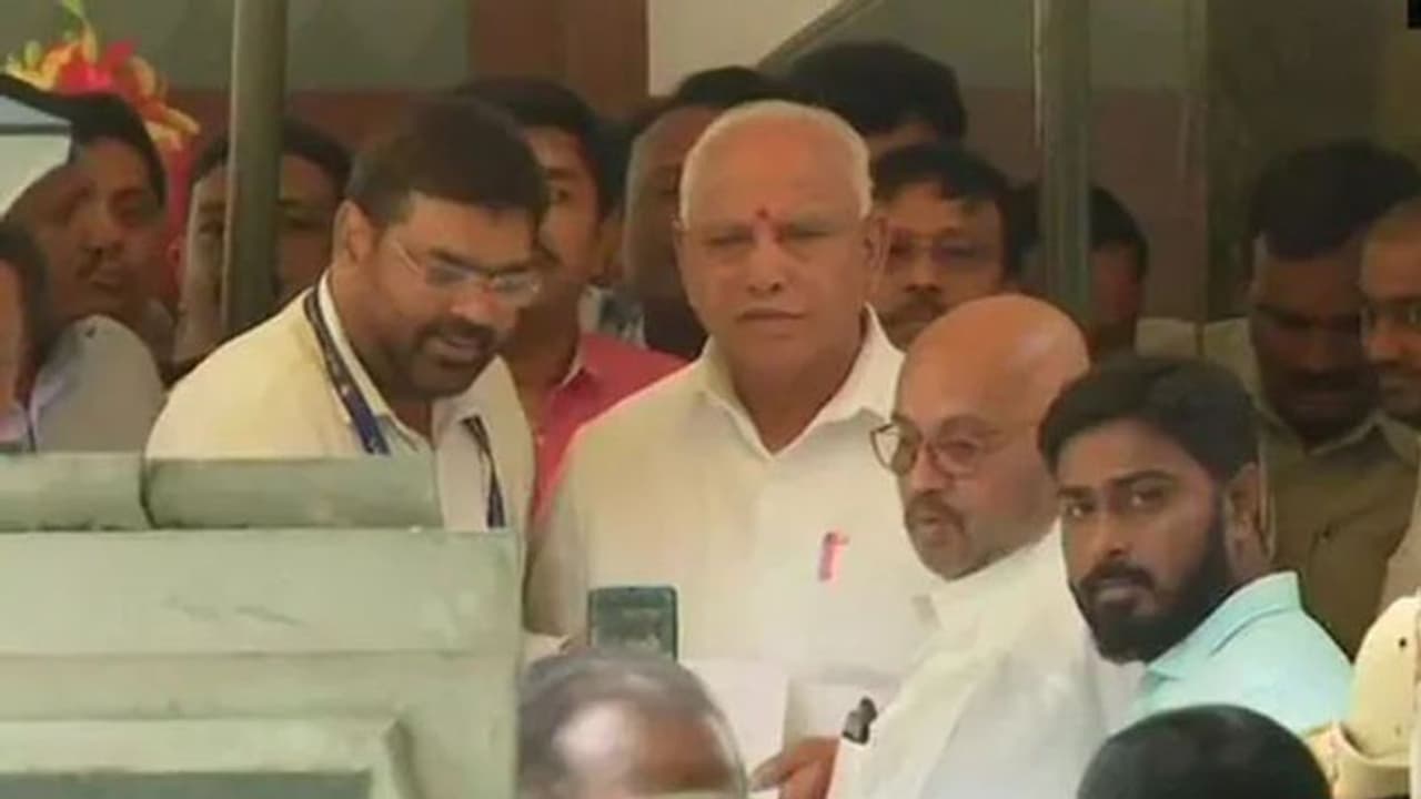 സർക്കാർ രൂപീകരണത്തിന് കേന്ദ്ര നേതൃത്വത്തിന്റെ നിർദ്ദേശം കാത്തിരിക്കുകയാണെന്ന് ബി എസ് യെദ്യൂരപ്പ സർക്കാർ രൂപീകരണത്തിന് കേന്ദ്ര നേതൃത്വത്തിന്റെ നിർദ്ദേശം കാത്തിരിക്കുകയാണെന്ന് ബി എസ് യെദ്യൂരപ്പ