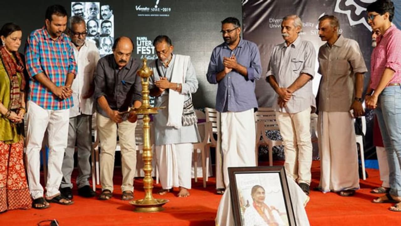 ഫാസിസ്റ്റ് വിരുദ്ധ കൂട്ടായ്മകളുടെ സംഘാടകർ പോലും ഫാസിസ്റ്റ് കോർപ്പറേറ്റുകൾ: സക്കറിയ ഫാസിസ്റ്റ് വിരുദ്ധ കൂട്ടായ്മകളുടെ സംഘാടകർ പോലും ഫാസിസ്റ്റ് കോർപ്പറേറ്റുകൾ: സക്കറിയ