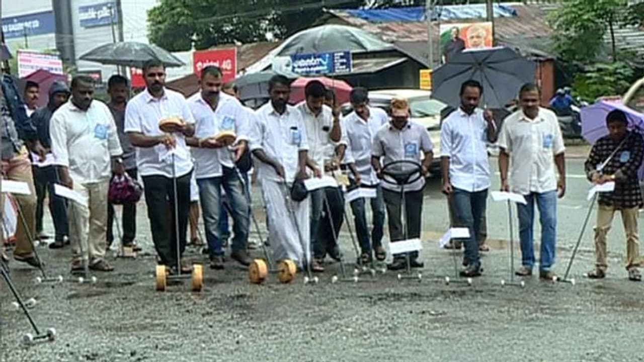 പിഎസ്സി നിയമനം വൈകുന്നു; കളിവണ്ടി ഉരുട്ടി പ്രതിഷേധിച്ച് ഉദ്യോഗാർത്ഥികൾ പിഎസ്സി നിയമനം വൈകുന്നു; കളിവണ്ടി ഉരുട്ടി പ്രതിഷേധിച്ച് ഉദ്യോഗാർത്ഥികൾ
