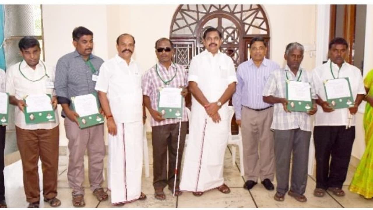 பார்வையற்ற மாற்றுத்திறனாளிகளுக்கு அரசு பணி முதல்வர் எடப்பாடி வழங்கினார் பார்வையற்ற மாற்றுத்திறனாளிகளுக்கு அரசு பணி முதல்வர் எடப்பாடி வழங்கினார்