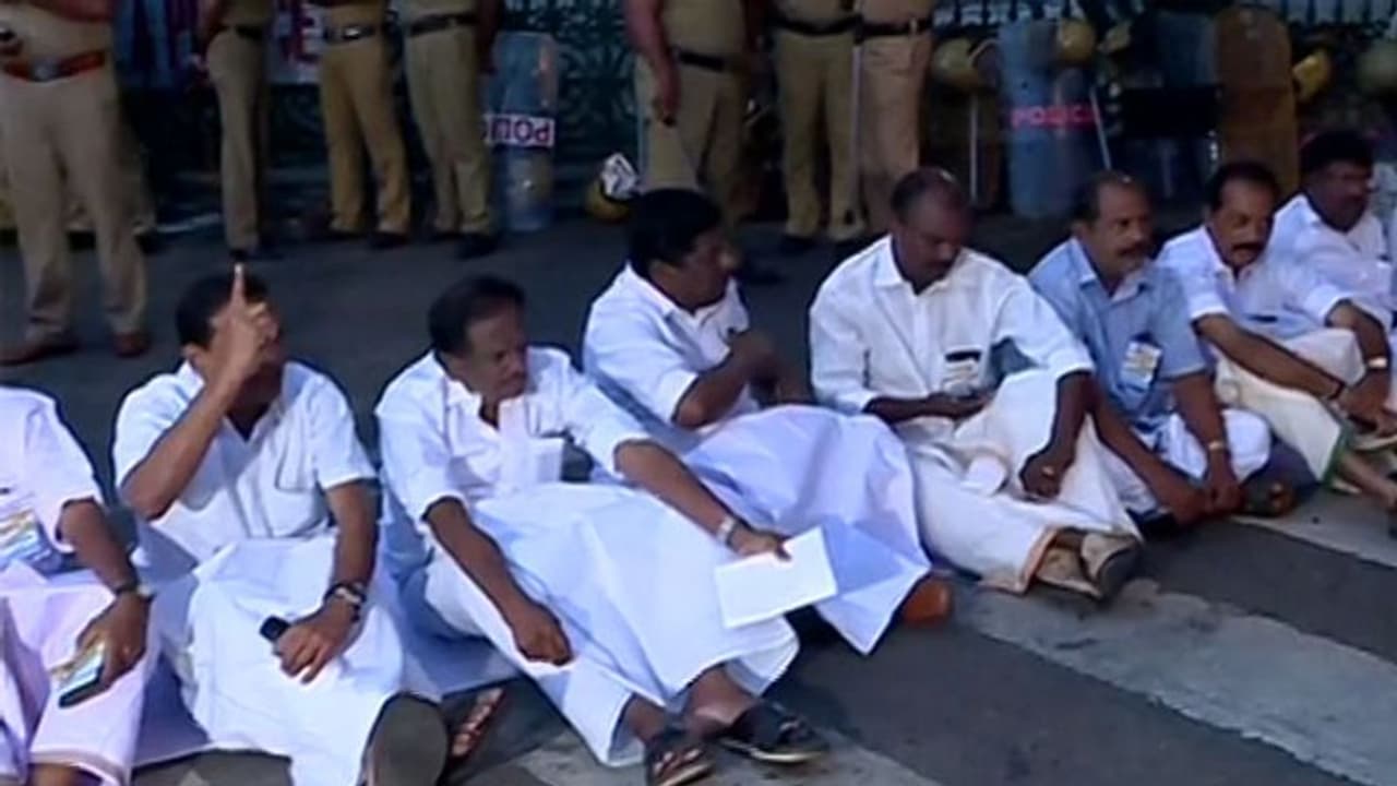 യുഡിഎഫിന്റെ സെക്രട്ടേറിയറ്റ് ഉപരോധം ആരംഭിച്ചു യുഡിഎഫിന്റെ സെക്രട്ടേറിയറ്റ് ഉപരോധം ആരംഭിച്ചു