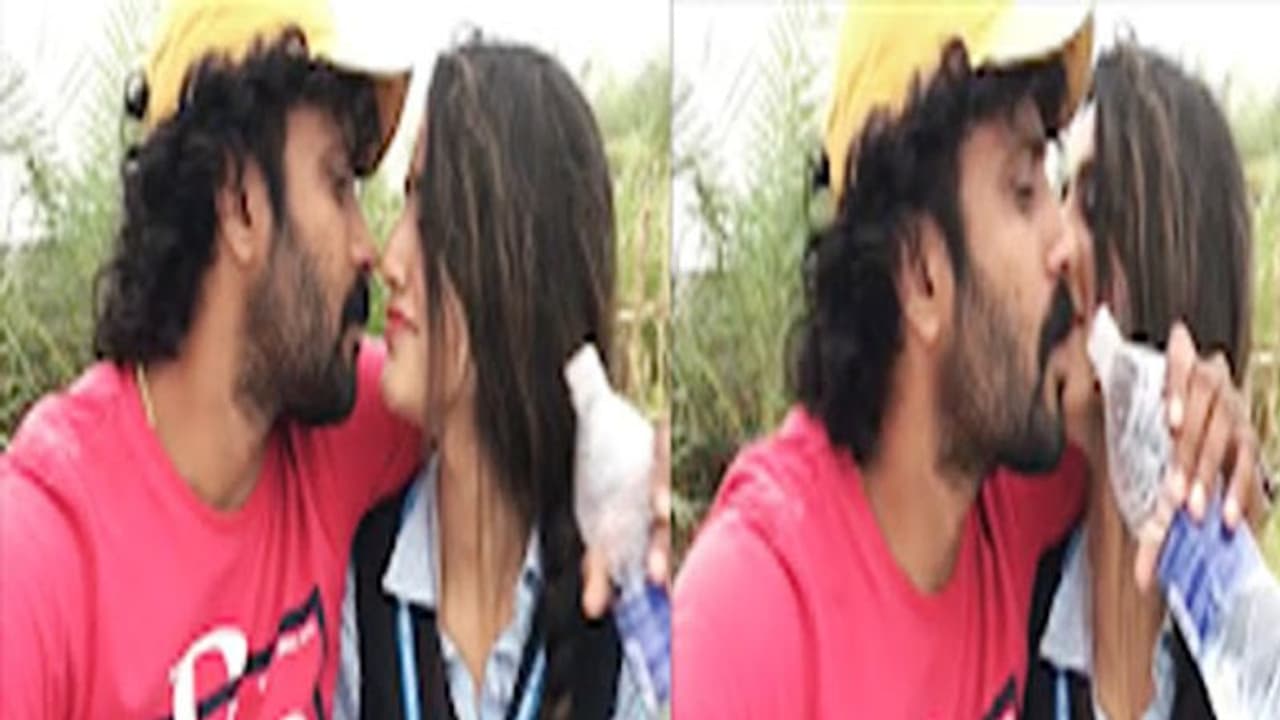 प्रिया प्रकाश का रोमांटिक वीडियो वायरल, फैंस बोले किस मंदिर में अगरबत्ती जलाए थे भाई प्रिया प्रकाश का रोमांटिक वीडियो वायरल, फैंस बोले किस मंदिर में अगरबत्ती जलाए थे भाई