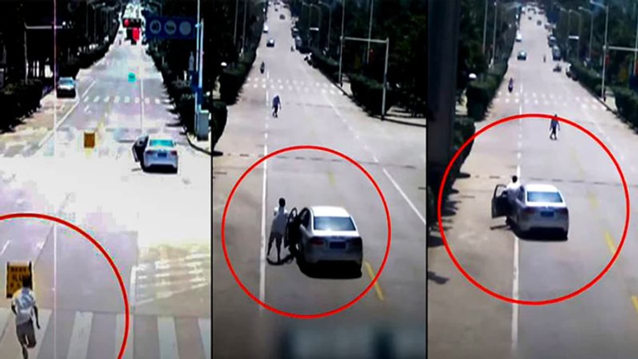 ഡ്രൈവറില്ലാതെ പാഞ്ഞ കാറിലേക്ക് 'പറന്നു കയറി' രക്ഷകനായി ടാക്സി ഡ്രൈവര്! ഡ്രൈവറില്ലാതെ പാഞ്ഞ കാറിലേക്ക് 'പറന്നു കയറി' രക്ഷകനായി ടാക്സി ഡ്രൈവര്!