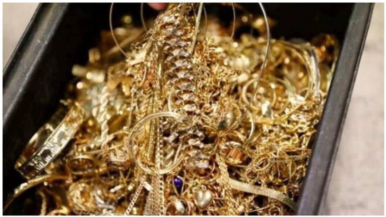 ಮಹಿಳೆ ಹೊಟ್ಟೆಯಿಂದ 1.5 ಕೆಜಿ ಚಿನ್ನ ಹೊರತೆಗೆದ ವೈದ್ಯರು! ಮಹಿಳೆ ಹೊಟ್ಟೆಯಿಂದ 1.5 ಕೆಜಿ ಚಿನ್ನ ಹೊರತೆಗೆದ ವೈದ್ಯರು!