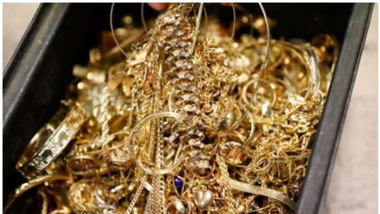 ശസ്ത്രക്രിയക്കിടെ യുവതിയുടെ വയറ്റില് നിന്ന് നീക്കം ചെയ്തത് 1.5 കിലോ ആഭരണങ്ങളും 90 നാണയങ്ങളും ശസ്ത്രക്രിയക്കിടെ യുവതിയുടെ വയറ്റില് നിന്ന് നീക്കം ചെയ്തത് 1.5 കിലോ ആഭരണങ്ങളും 90 നാണയങ്ങളും