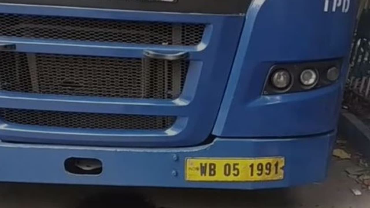 বাসের জানলা সিটে বসে কাটা গেল হাত! আতঙ্ক এলাকা জুড়ে