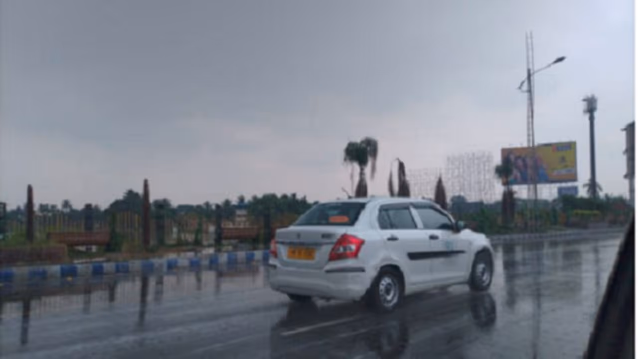 সকাল থেকে কালো আকাশ, কলকাতা, সল্টলেকে বিক্ষিপ্ত বৃষ্টি, কী জানাচ্ছে হাওয়া অফিস