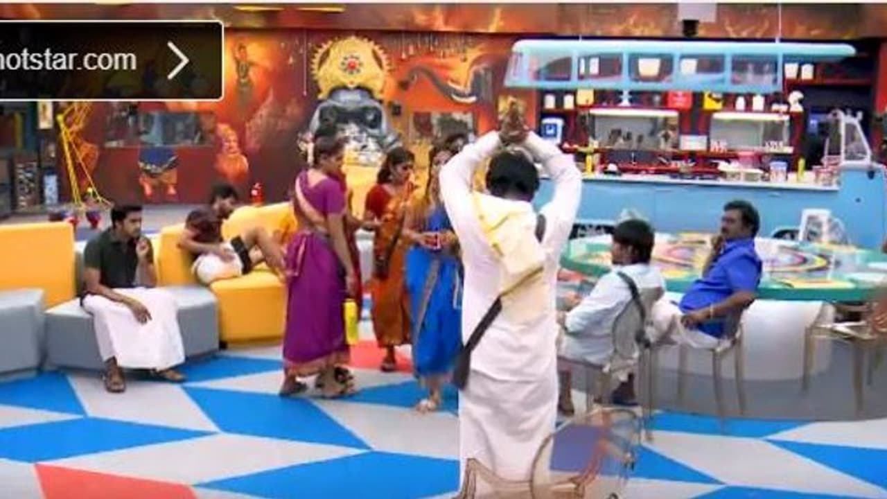 இரண்டு கைகளை உயர்த்தி மன்னிப்பு கேட்ட சேரன்! இதுக்கும் காரணமும் மீரா தானா? இரண்டு கைகளை உயர்த்தி மன்னிப்பு கேட்ட சேரன்! இதுக்கும் காரணமும் மீரா தானா?