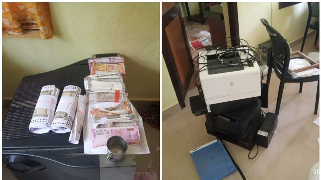 തിരുവനന്തപുരത്തും കോഴിക്കോട്ടും കള്ളനോട്ട് വേട്ട; ലക്ഷങ്ങളുടെ കള്ളനോട്ടുമായി അഞ്ചുപേര് പിടിയില് തിരുവനന്തപുരത്തും കോഴിക്കോട്ടും കള്ളനോട്ട് വേട്ട; ലക്ഷങ്ങളുടെ കള്ളനോട്ടുമായി അഞ്ചുപേര് പിടിയില്