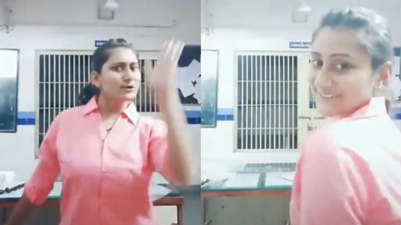 লকআপের সামনে টিকটকে ভিডিও বানিয়ে চাকরি খোয়ালেন মহিলা পুলিশ কর্মী লকআপের সামনে টিকটকে ভিডিও বানিয়ে চাকরি খোয়ালেন মহিলা পুলিশ কর্মী