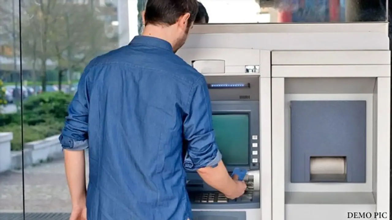 യൂട്യൂബ് വീഡിയോ കണ്ട് എടിഎം കവര്ച്ചയ്ക്കിറങ്ങി; വമ്പന് ട്വിസ്റ്റ് യൂട്യൂബ് വീഡിയോ കണ്ട് എടിഎം കവര്ച്ചയ്ക്കിറങ്ങി; വമ്പന് ട്വിസ്റ്റ്