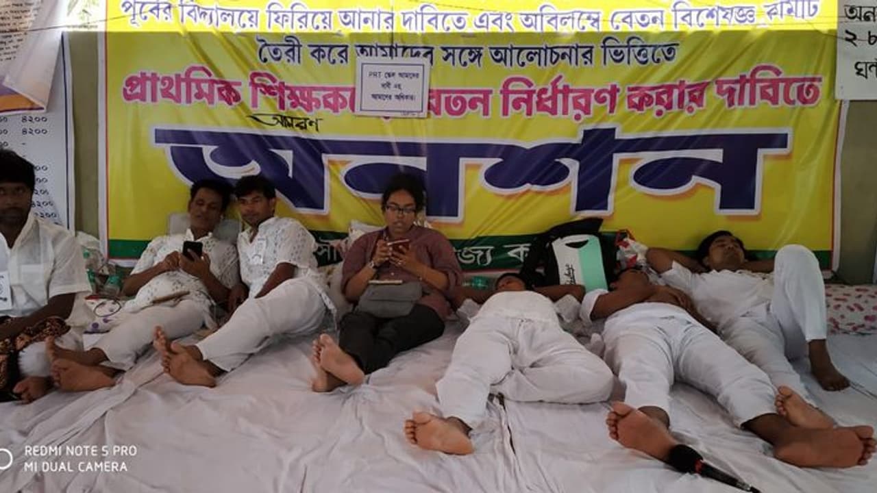 প্রাথমিক শিক্ষকদের সঙ্গে অনশনে বসলেন মন্দাক্রান্তা, খোলা চিঠি সৌমিত্র চট্টোপাধ্যায়ের প্রাথমিক শিক্ষকদের সঙ্গে অনশনে বসলেন মন্দাক্রান্তা, খোলা চিঠি সৌমিত্র চট্টোপাধ্যায়ের