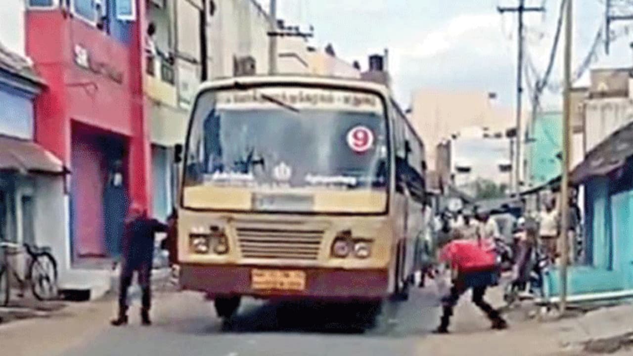 பிரேக் இல்லாமல் ஓடும் அரசு பேருந்து... டயரின் அடியில் கல்லைப்போட்டு நிறுத்தும் புது டெக்னிக் வீடியோ..! பிரேக் இல்லாமல் ஓடும் அரசு பேருந்து... டயரின் அடியில் கல்லைப்போட்டு நிறுத்தும் புது டெக்னிக் வீடியோ..!