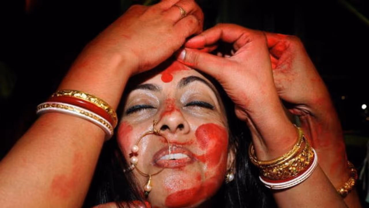 জানেন কী কেন বিবাহিত মহিলারা শাঁখা সিঁদুর ব্যবহার করেন জানেন কী কেন বিবাহিত মহিলারা শাঁখা সিঁদুর ব্যবহার করেন