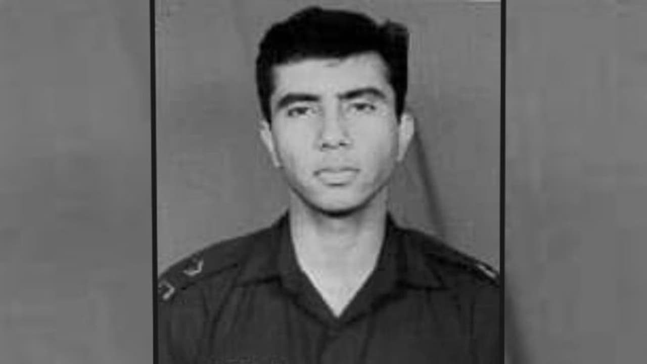 ঘটনার ২০ বছর পরে শুধু এটাই মনে রাখতে চাই যে আমার সন্তান নিজের ডিউটি পালন করতে গিয়ে প্রাণ দিয়েছেঃ শহীদের মা হেমা আজিজ ঘটনার ২০ বছর পরে শুধু এটাই মনে রাখতে চাই যে আমার সন্তান নিজের ডিউটি পালন করতে গিয়ে প্রাণ দিয়েছেঃ শহীদের মা হেমা আজিজ