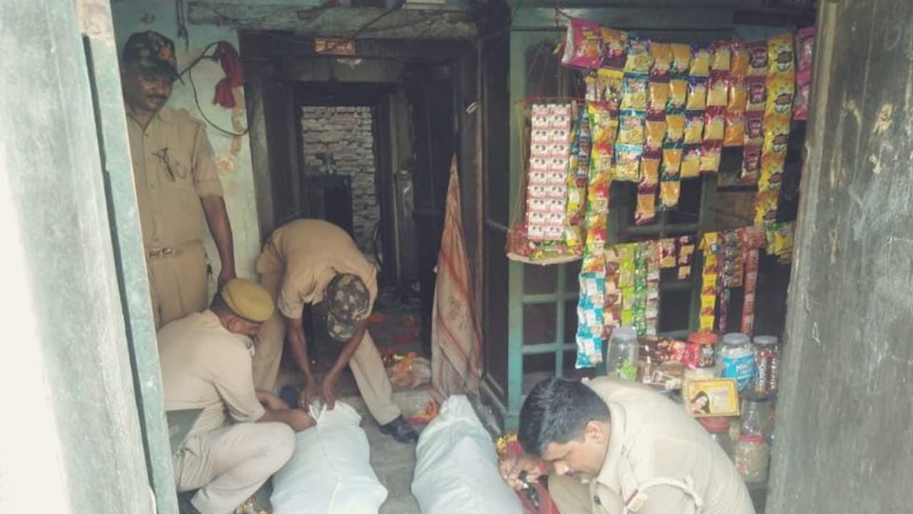 जब ग्राहक ने खड़काई दुकान की कुंडी, चर्र से अपने आप खुल गई, झांकते ही उड़ गए होश जब ग्राहक ने खड़काई दुकान की कुंडी, चर्र से अपने आप खुल गई, झांकते ही उड़ गए होश