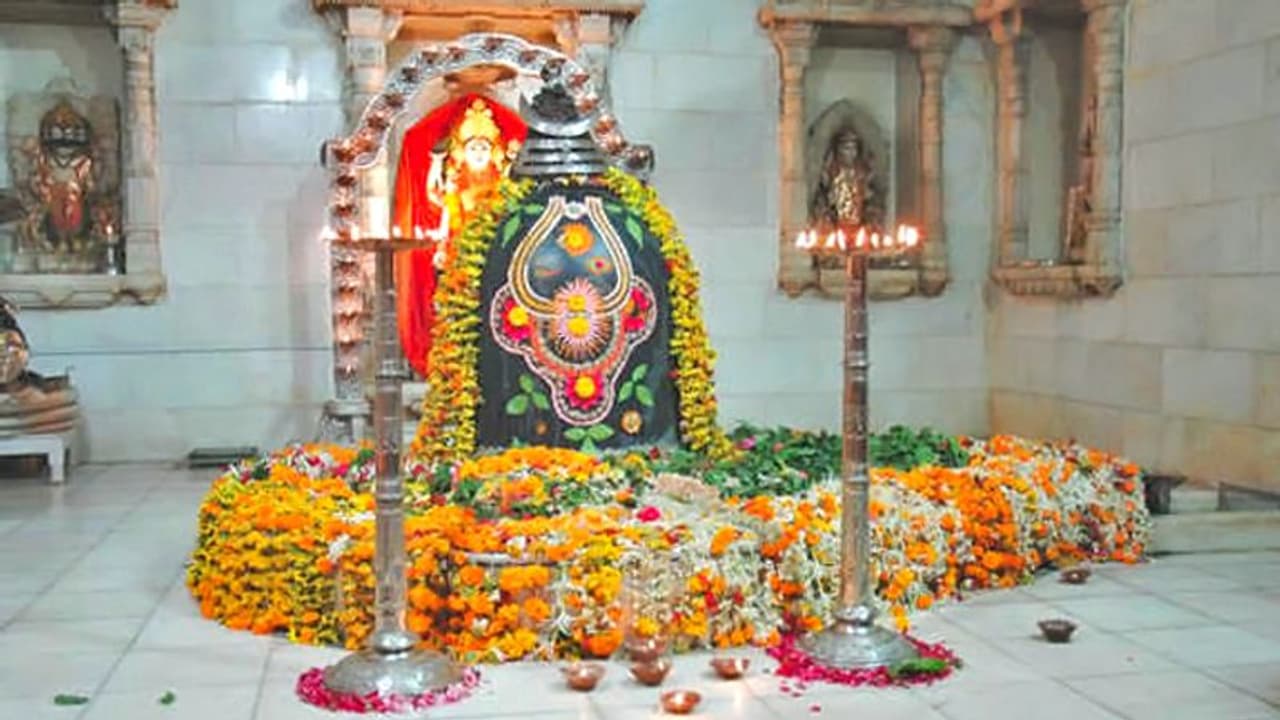 सावन में रोज करें शिवजी के इन मंत्रों का जाप, पूरी हो सकती है हर इच्छा सावन में रोज करें शिवजी के इन मंत्रों का जाप, पूरी हो सकती है हर इच्छा