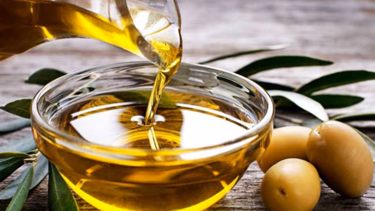 ഒലീവ് ഓയിൽ ഉപയോ​ഗിച്ച് മുടി മസാജ് ചെയ്യാറുണ്ടോ; ഇതാ 7 ​ഗുണങ്ങൾ