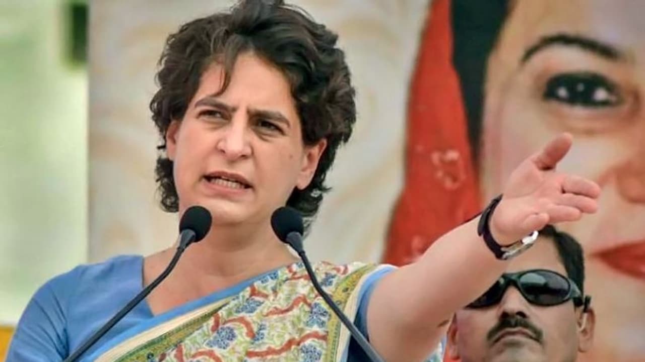 गांधी परिवार में अनुच्छेद 370  हटाने को लेकर हुए दो फाड़, राहुल विरोध में तो प्रियंका पक्ष में उतरी !