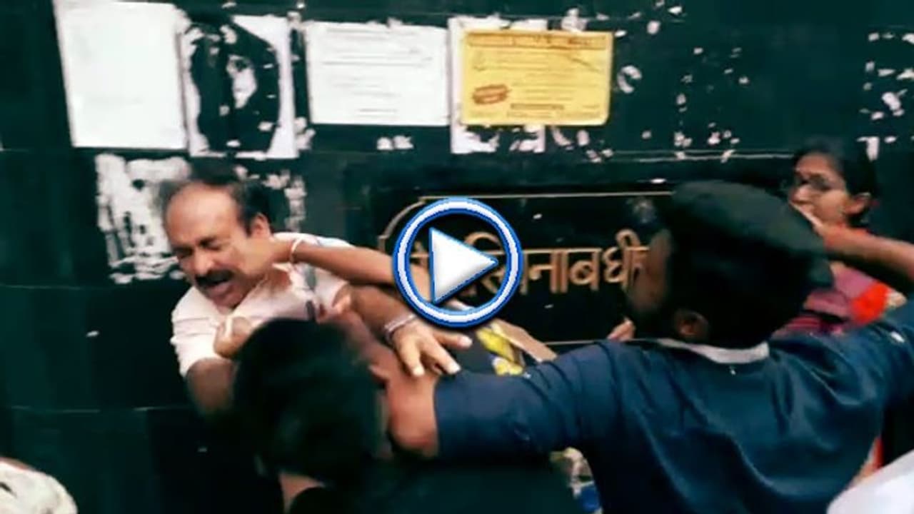 কোননগর কলেজে অধ্যাপক নিগ্রহকাণ্ডে মুখ্যমন্ত্রীর ফোন, শোকজ কাউন্সিলর কোননগর কলেজে অধ্যাপক নিগ্রহকাণ্ডে মুখ্যমন্ত্রীর ফোন, শোকজ কাউন্সিলর