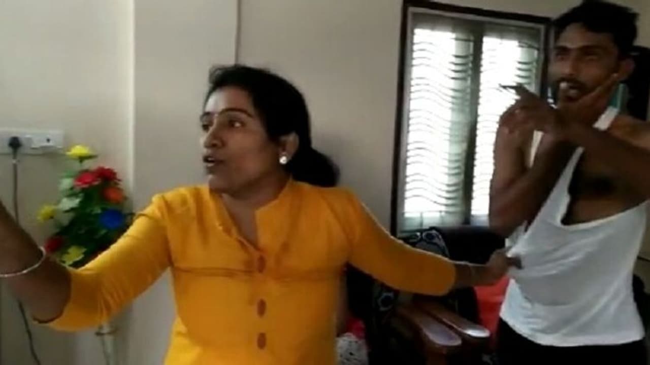 கள்ளக்காதலி வீட்டில் கணவன் !! இருவரையும் அடித்து துவைத்து போலீசில் ஒப்படைத்த மனைவி !! கள்ளக்காதலி வீட்டில் கணவன் !! இருவரையும் அடித்து துவைத்து போலீசில் ஒப்படைத்த மனைவி !!