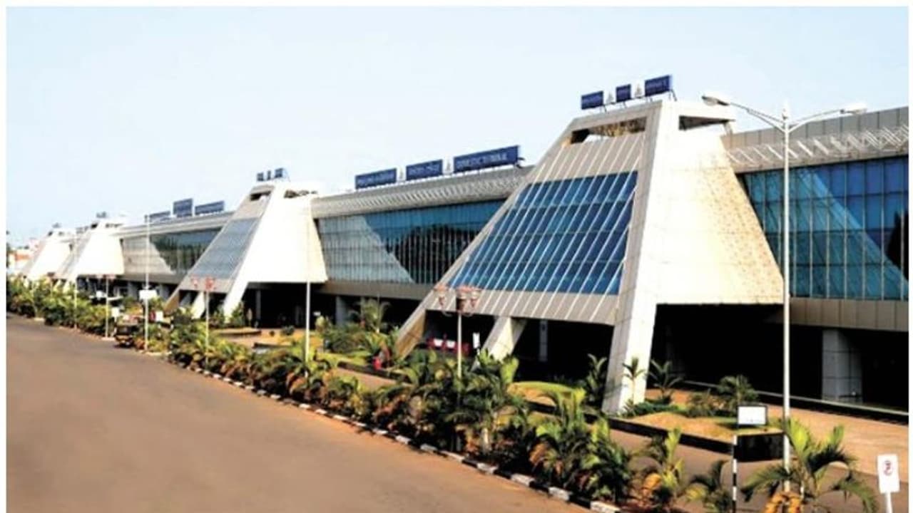 കരിപ്പൂരിൽ വെച്ച് കൊറിയൻ വനിത പീഡിപ്പിക്കപ്പെട്ടതായി പരാതി, പീഡനവിവരം പറഞ്ഞത് മെഡി. കോളേജ് ഡോക്ടറോട് കരിപ്പൂരിൽ വെച്ച് കൊറിയൻ വനിത പീഡിപ്പിക്കപ്പെട്ടതായി പരാതി, പീഡനവിവരം പറഞ്ഞത് മെഡി. കോളേജ് ഡോക്ടറോട്