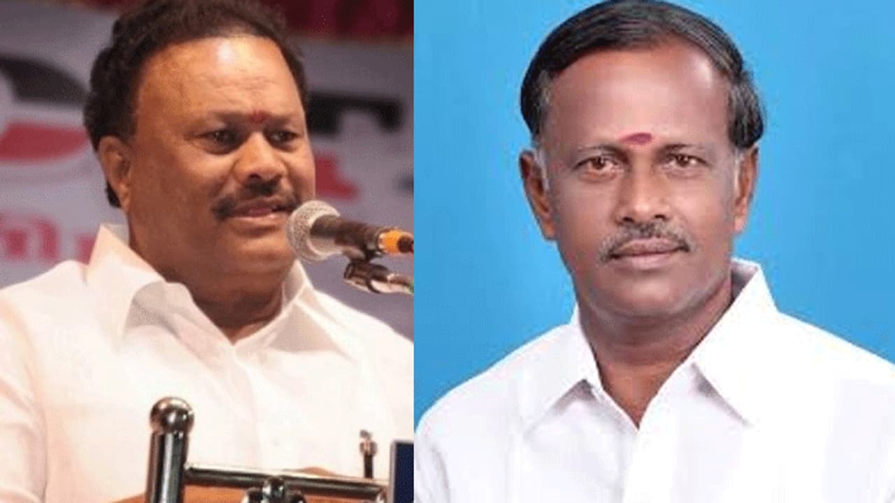 எங்க டாடி குதிருக்குள் இல்லை... வாண்டடாக வந்து வண்டியில் ஏறிய 2 அமைச்சர்கள்..! எங்க டாடி குதிருக்குள் இல்லை... வாண்டடாக வந்து வண்டியில் ஏறிய 2 அமைச்சர்கள்..!