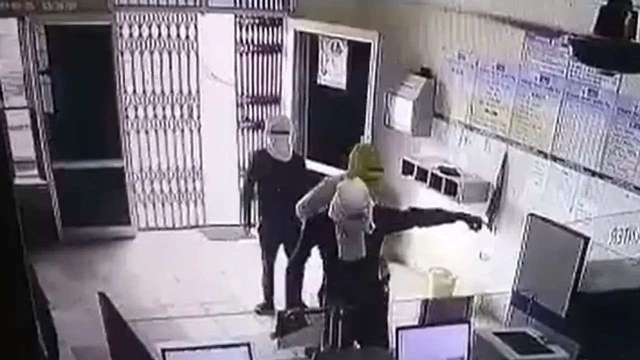 सब देखते रह गए, वे आए और बैंक लूटकर चलते बने सब देखते रह गए, वे आए और बैंक लूटकर चलते बने