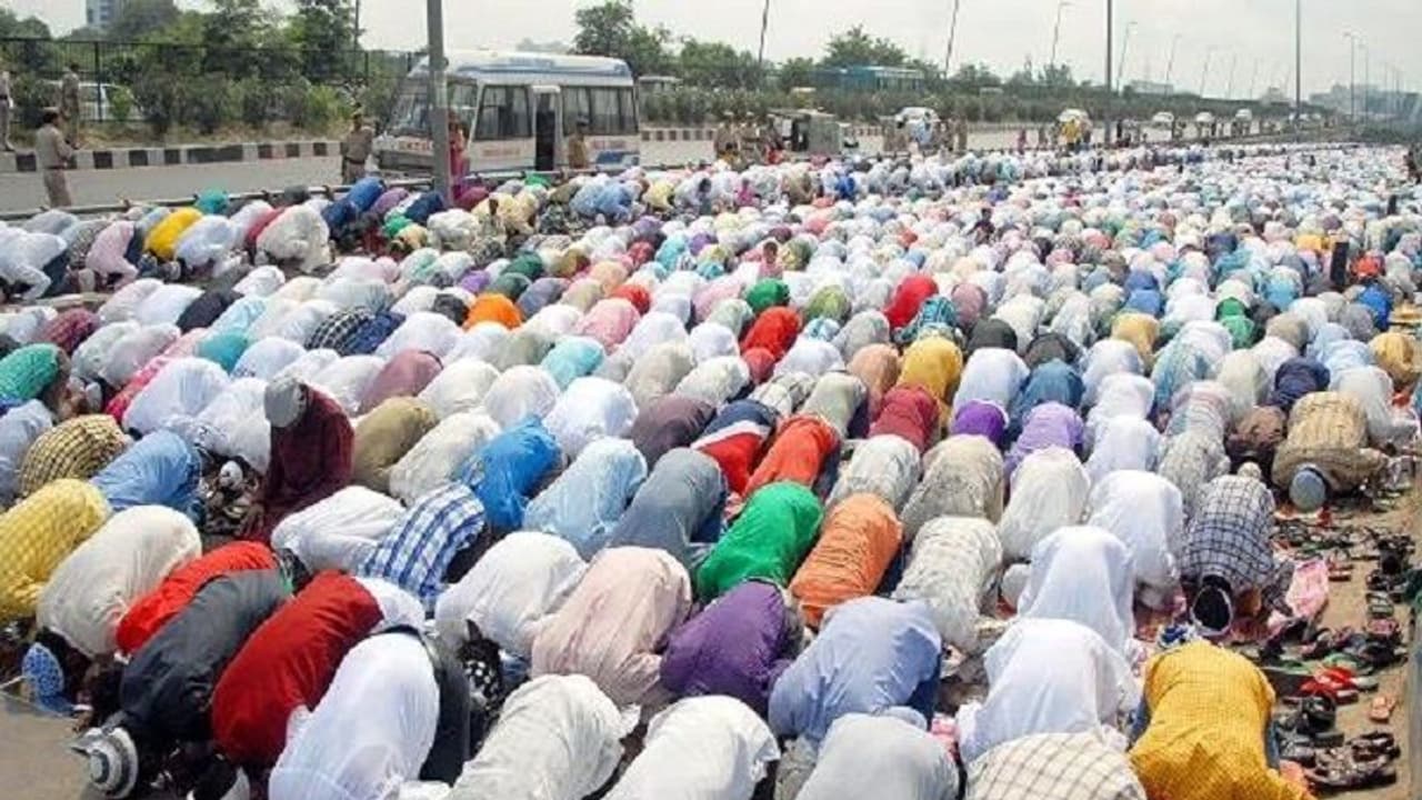 योगी राज में सड़कों पर नमाज पढ़ने और पूजा करने पर लगेगा बैन