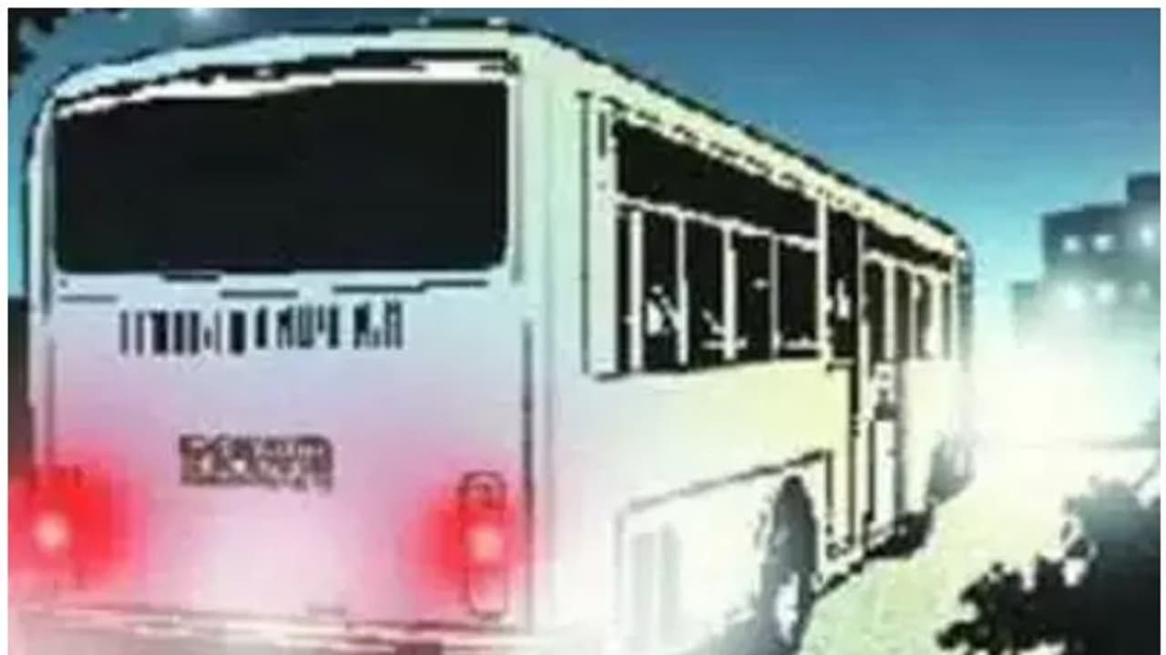 नशे में धुत ड्राइवर ने किया बस को हाईजैक, ड्राइविंग सीट पर बैठ गया और भरने लगा फर्राटा
