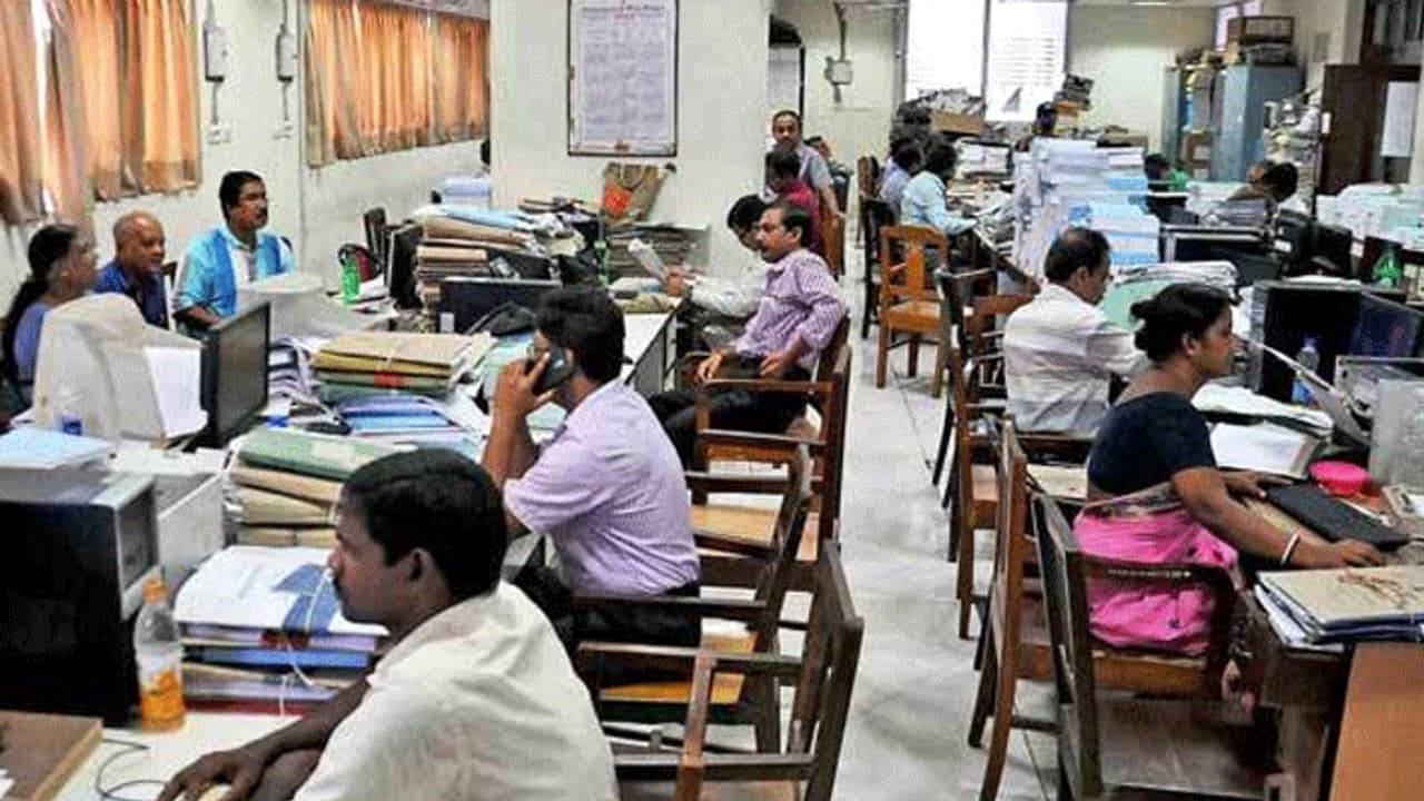 அரசு ஊழியர்கள் 2 வது திருமணம் செய்தால் ஆப்பு... உயர்நீதிமன்ற அதிரடி உத்தரவு..! அரசு ஊழியர்கள் 2 வது திருமணம் செய்தால் ஆப்பு... உயர்நீதிமன்ற அதிரடி உத்தரவு..!