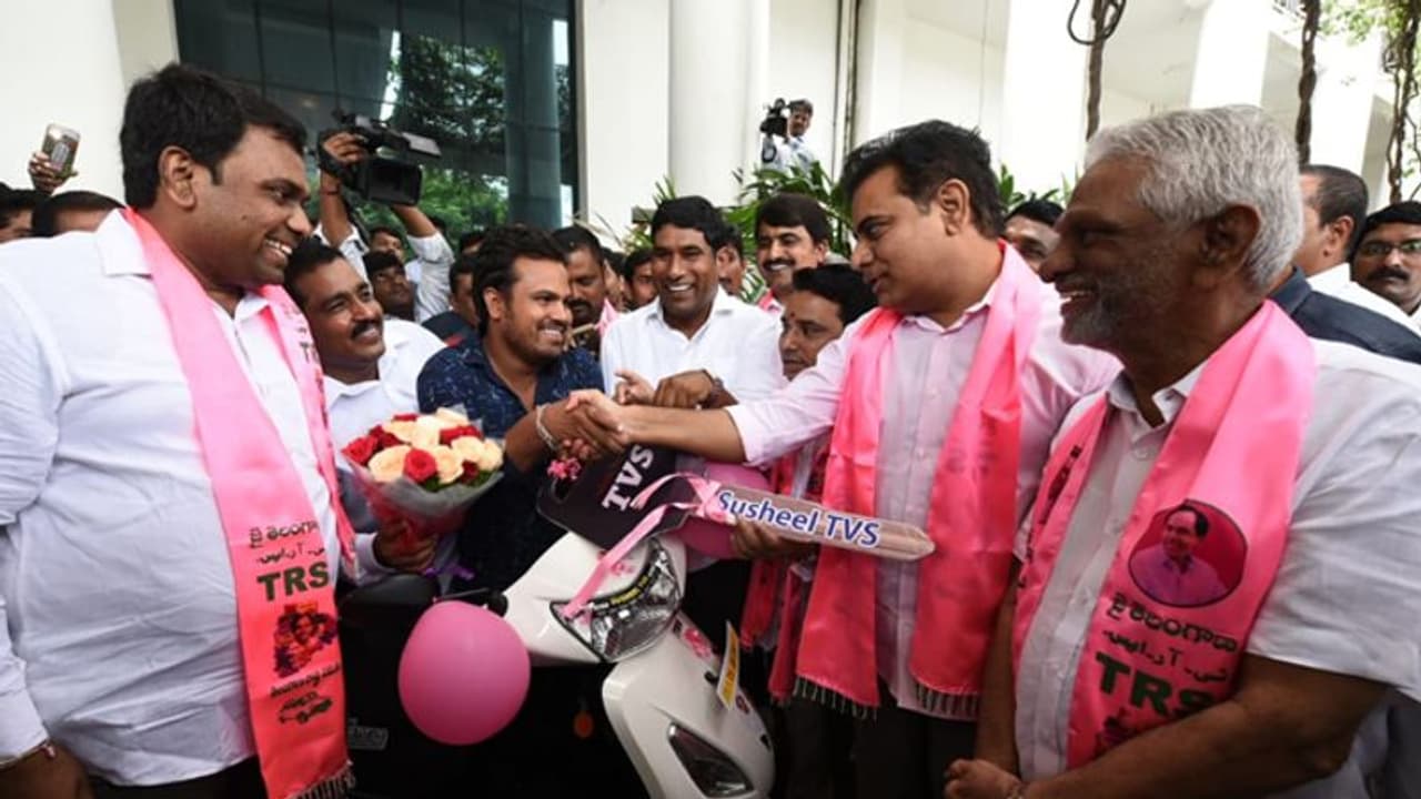 దివ్యాంగుడికి త్రిచక్రవాహనం అందించిన కేటీఆర్ దివ్యాంగుడికి త్రిచక్రవాహనం అందించిన కేటీఆర్