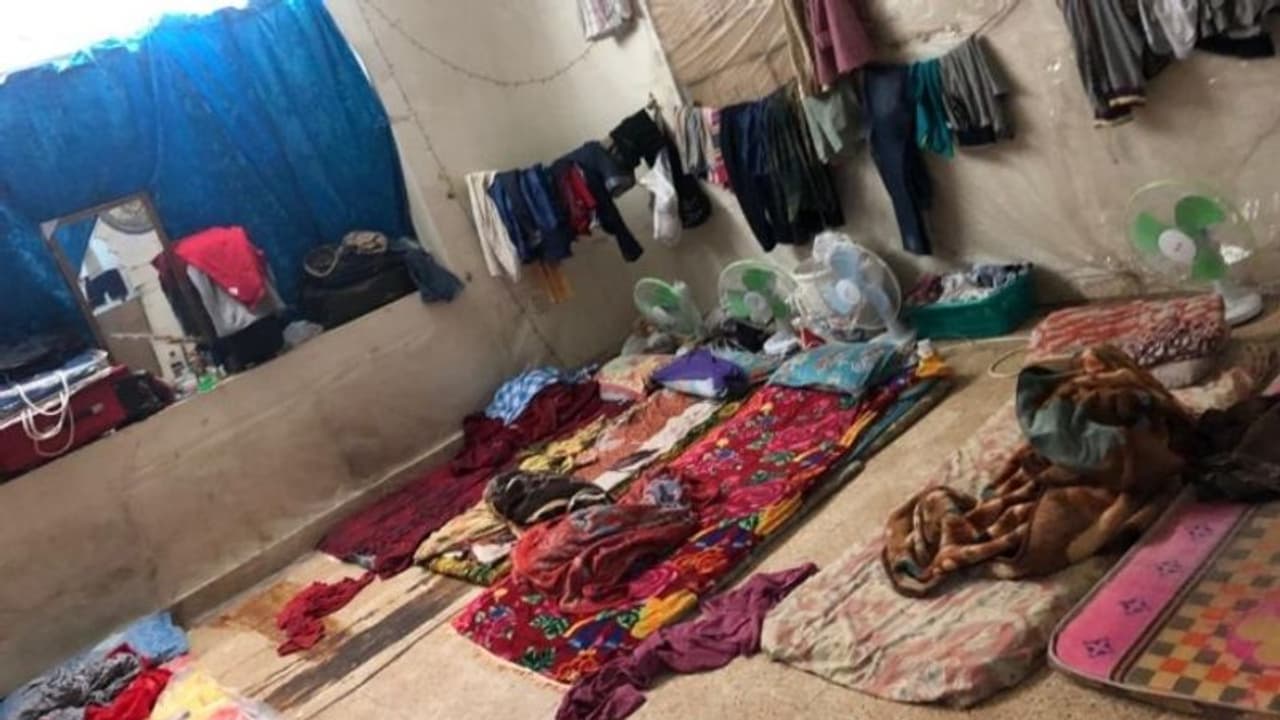 പ്രവാസി ബാച്ചിലര്മാരുടെ താമസ സ്ഥലങ്ങളില് പൊലീസ് റെയ്ഡ് പ്രവാസി ബാച്ചിലര്മാരുടെ താമസ സ്ഥലങ്ങളില് പൊലീസ് റെയ്ഡ്