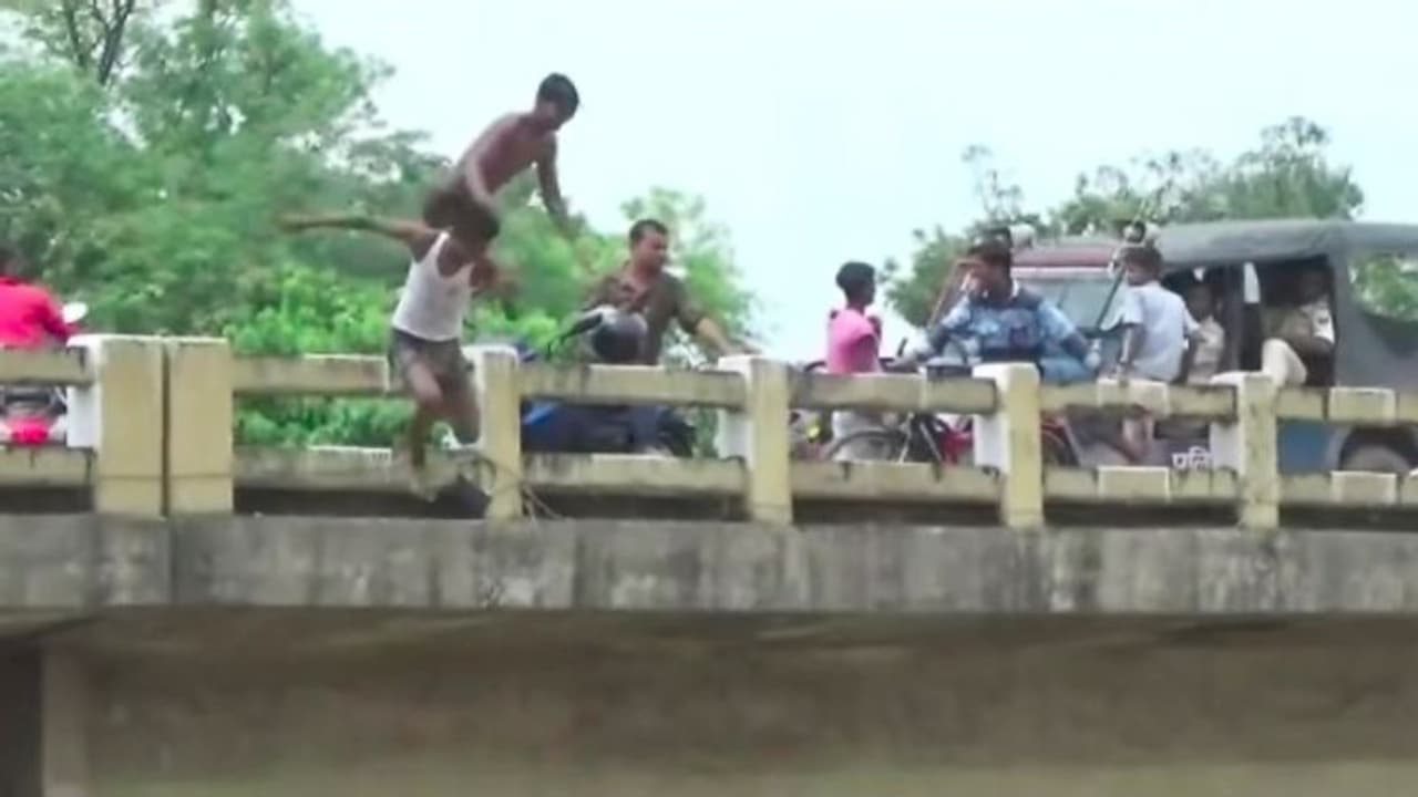 টিকটকে ভিডিও বানাতে গিয়ে নদীতে মরণ ঝাঁপ, প্রাণ গেল এক যুবকের টিকটকে ভিডিও বানাতে গিয়ে নদীতে মরণ ঝাঁপ, প্রাণ গেল এক যুবকের