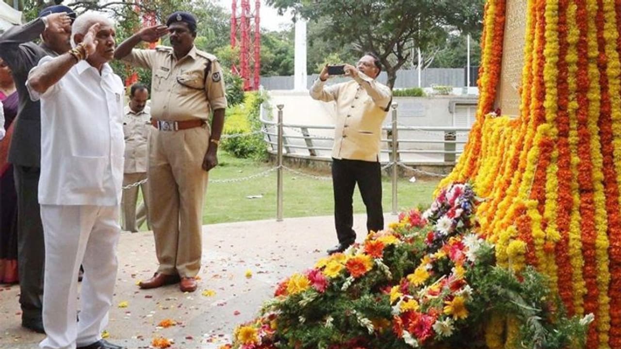 येदियुरप्पा की शपथ से पहले कुमारस्वामी के आदेशों पर लगी रोक, चीफ सेक्रेटरी ने दिया ऑर्डर येदियुरप्पा की शपथ से पहले कुमारस्वामी के आदेशों पर लगी रोक, चीफ सेक्रेटरी ने दिया ऑर्डर