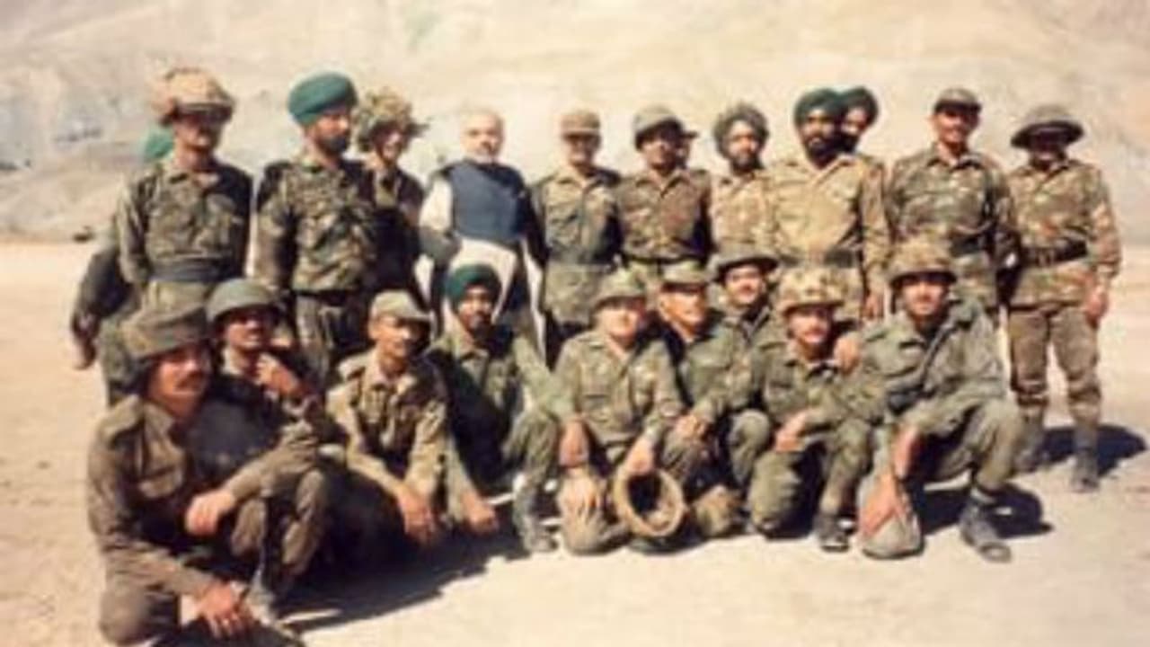 দেশজুড়ে পালিত কার্গিল দিবস, টুইটারে শ্রদ্ধা জানালেন মোদী দেশজুড়ে পালিত কার্গিল দিবস, টুইটারে শ্রদ্ধা জানালেন মোদী