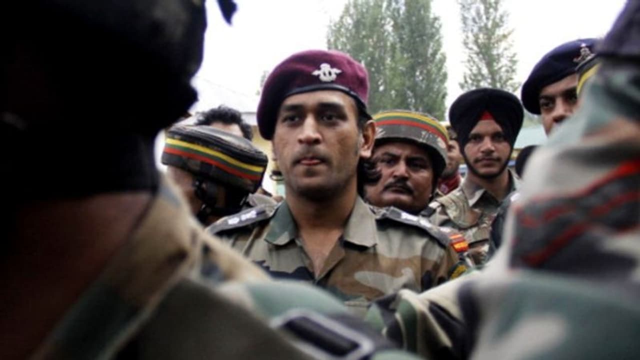 ಕಾಶ್ಮೀರದಲ್ಲಿ ಇಂದಿನಿಂದ ಗಸ್ತು ತಿರುಗಲಿದ್ದಾರೆ ಕ್ರಿಕೆಟಿಗ ಧೋನಿ! ಕಾಶ್ಮೀರದಲ್ಲಿ ಇಂದಿನಿಂದ ಗಸ್ತು ತಿರುಗಲಿದ್ದಾರೆ ಕ್ರಿಕೆಟಿಗ ಧೋನಿ!