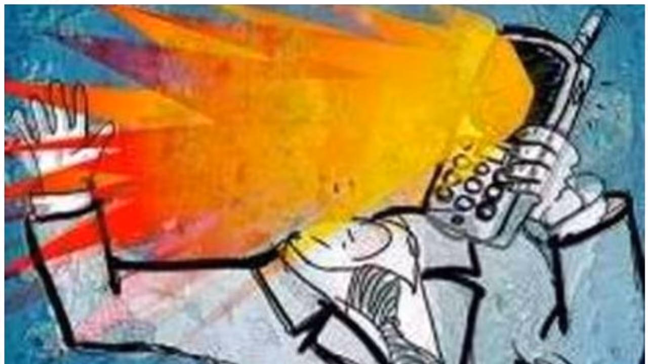 सावधान: चार्जिंग में लगा मोबाइल फटा, महिला समेत दो बच्चों की मौत सावधान: चार्जिंग में लगा मोबाइल फटा, महिला समेत दो बच्चों की मौत