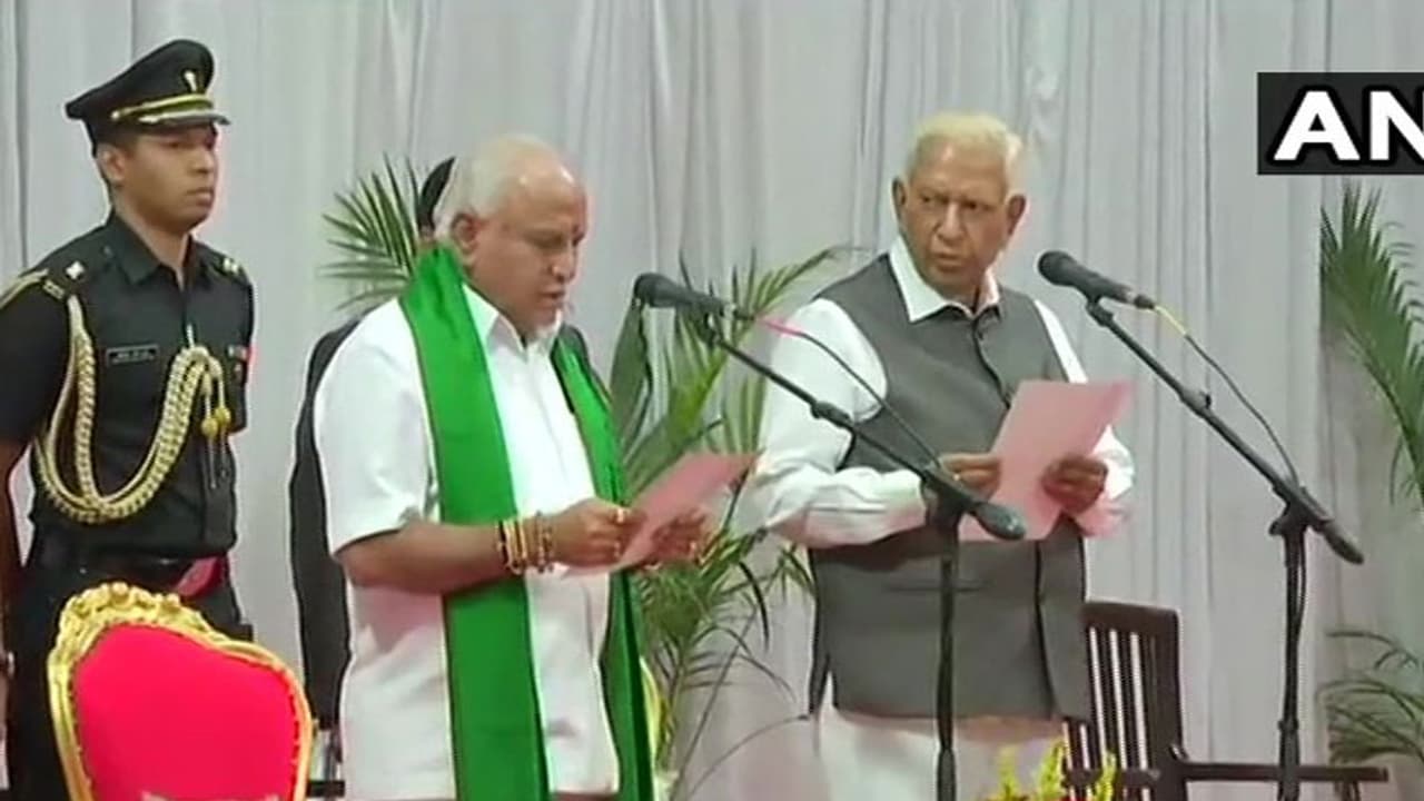মুখ্যমন্ত্রী হিসেবে শপথ নিলেন ইয়েদুরাপ্পা, মন্ত্রিসভা গঠন এখনও বিশ বাঁও জলে মুখ্যমন্ত্রী হিসেবে শপথ নিলেন ইয়েদুরাপ্পা, মন্ত্রিসভা গঠন এখনও বিশ বাঁও জলে