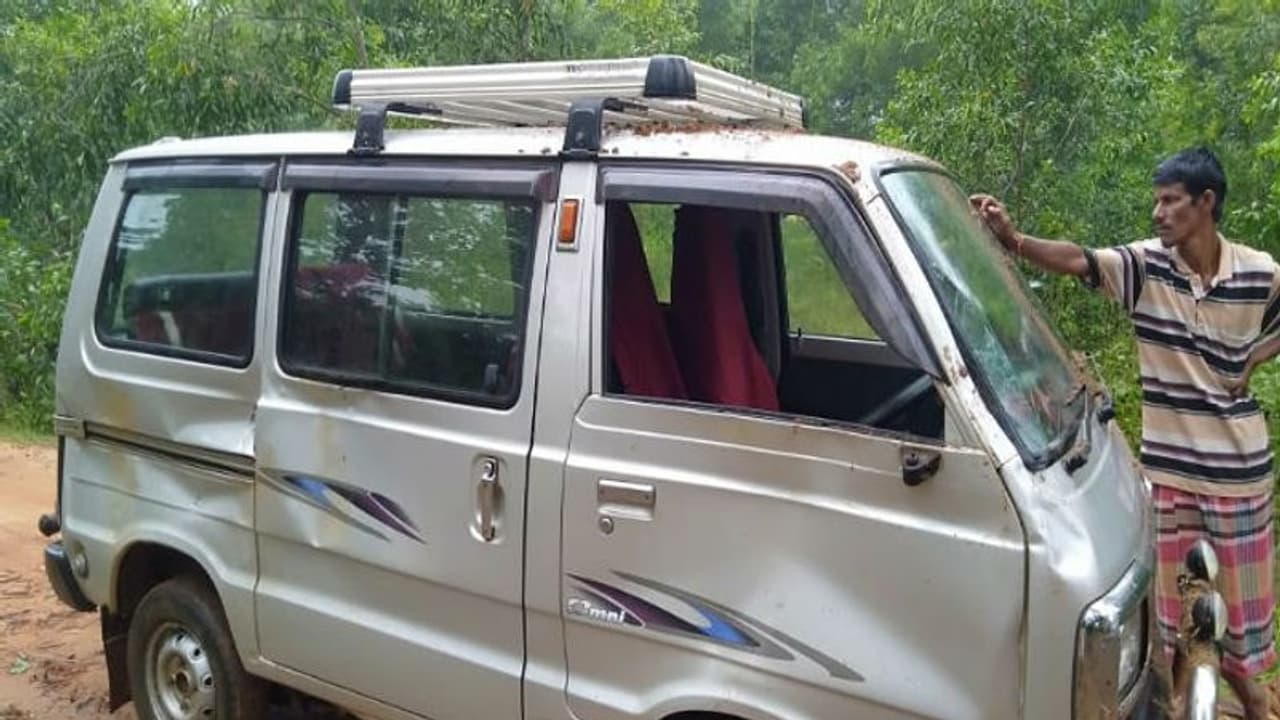 সামনে দাঁতাল, ফেঁসে গেল গাড়ির চাকা, চালকের বুদ্ধিতে রক্ষা পরিবারের সামনে দাঁতাল, ফেঁসে গেল গাড়ির চাকা, চালকের বুদ্ধিতে রক্ষা পরিবারের