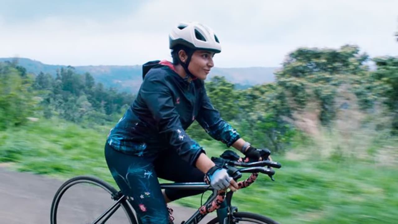 സൈക്കിളില് 'പറന്ന്' രജിഷ; 'ഫൈനല്സി'ലെ പാട്ടെത്തി സൈക്കിളില് 'പറന്ന്' രജിഷ; 'ഫൈനല്സി'ലെ പാട്ടെത്തി