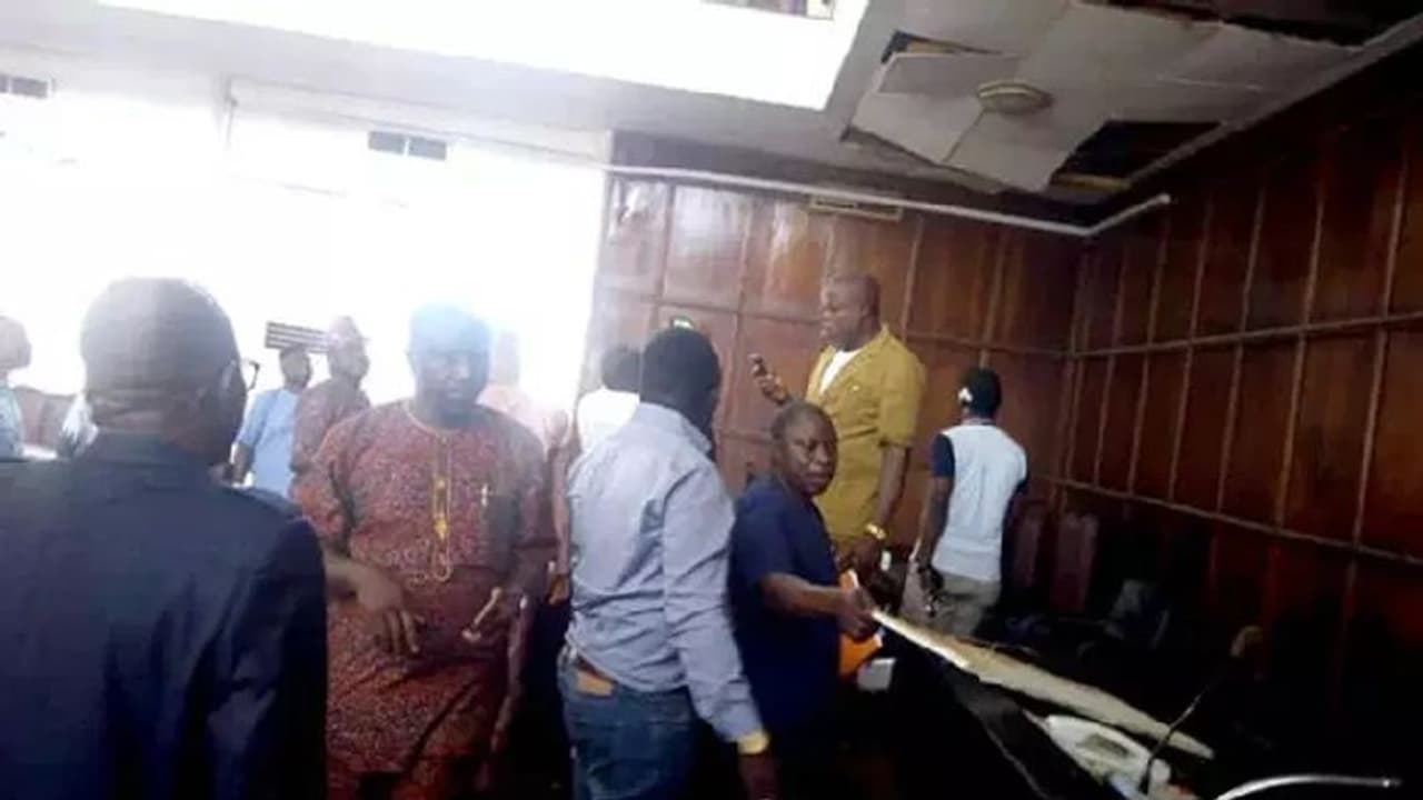 ನೈಜೀರಿಯಾ ಸಂಸತ್ತಿಗೆ ಹಾವು: ಎದ್ದು ಬಿದ್ದೋಡಿದ ಸಂಸದರು! ನೈಜೀರಿಯಾ ಸಂಸತ್ತಿಗೆ ಹಾವು: ಎದ್ದು ಬಿದ್ದೋಡಿದ ಸಂಸದರು!