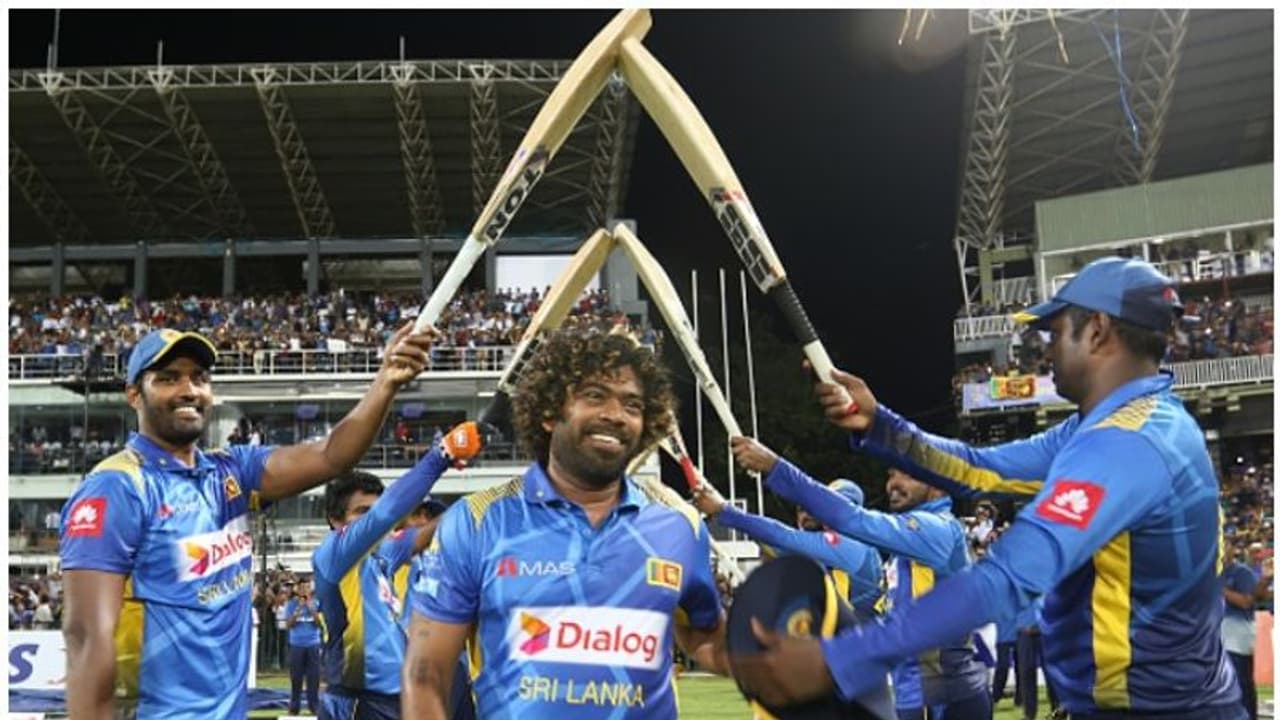 മലിംഗയ്ക്ക് സഹതാരങ്ങളുടെ ആദരം; വീരോചിതം യാത്രയപ്പ് മലിംഗയ്ക്ക് സഹതാരങ്ങളുടെ ആദരം; വീരോചിതം യാത്രയപ്പ്