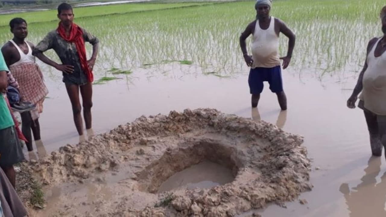 ആകാശത്ത് നിന്നും വീണത് എന്ത്; ആശങ്കയോടെ ഒരു ഗ്രാമം.!