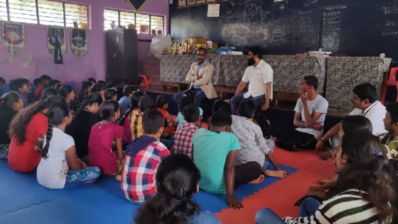 ಶಿವಮೊಗ್ಗ ಜಿಲ್ಲಾಧಿಕಾರಿಯಿಂದ ಸ್ಲಂ ಮಕ್ಕಳಿಗೆ 'ಜೀವನ ದರ್ಶನ', ಇಲ್ಲಿ ಡಿಸಿ ಅವ್ರೇ ಟೀಚರ್..! ಶಿವಮೊಗ್ಗ ಜಿಲ್ಲಾಧಿಕಾರಿಯಿಂದ ಸ್ಲಂ ಮಕ್ಕಳಿಗೆ 'ಜೀವನ ದರ್ಶನ', ಇಲ್ಲಿ ಡಿಸಿ ಅವ್ರೇ ಟೀಚರ್..!