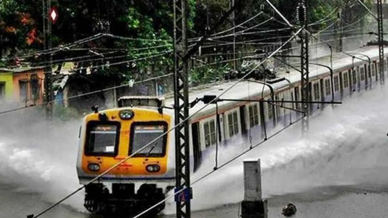 मुंबई में आसमान से बरस रही है आफत, ट्रेन में फंसे 2000 यात्री तो दर्जनों प्लेन हैं रद्द