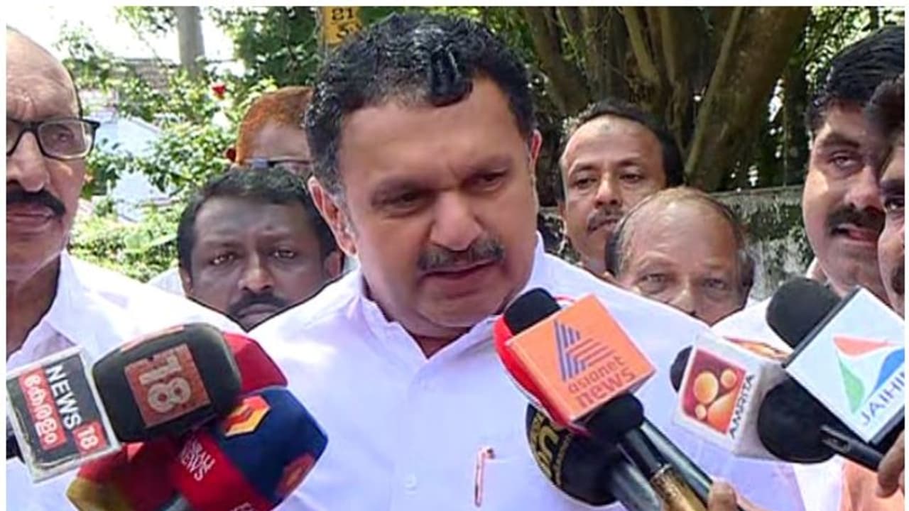 വട്ടിയൂര്ക്കാവില് മത്സരം യുഡിഎഫും എല്ഡിഎഫും തമ്മിലെന്ന് മുരളീധരന് വട്ടിയൂര്ക്കാവില് മത്സരം യുഡിഎഫും എല്ഡിഎഫും തമ്മിലെന്ന് മുരളീധരന്