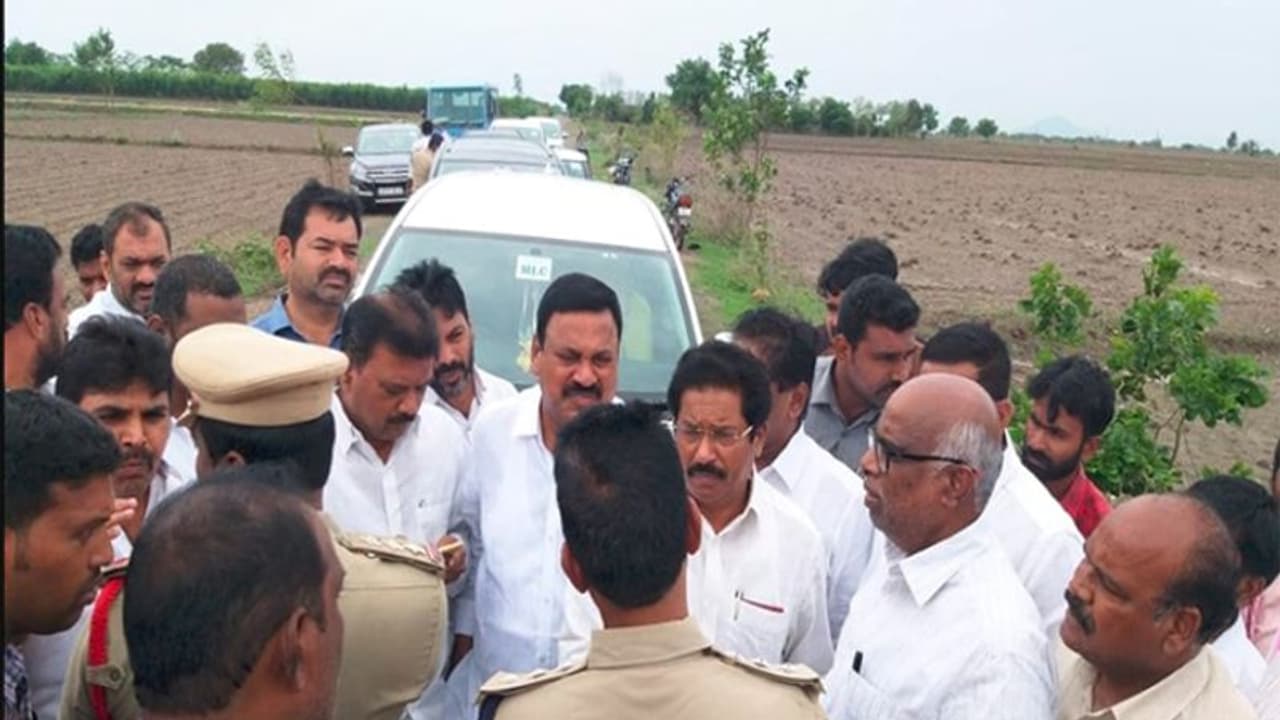 రోడ్డుకు అడ్డంగా గోడకట్టిన వైసీపీ నేతలు: పరిశీలనకు వెళ్లిన టీడీపీ నిజనిర్థారణ కమిటీ అరెస్ట్ రోడ్డుకు అడ్డంగా గోడకట్టిన వైసీపీ నేతలు: పరిశీలనకు వెళ్లిన టీడీపీ నిజనిర్థారణ కమిటీ అరెస్ట్