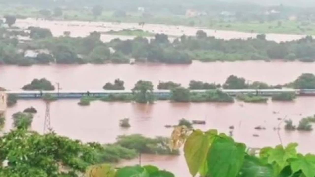 প্রবল বৃষ্টিতে মুম্বইয়ে আটকে ট্রেন, নাকাল প্রায় ৭০০ যাত্রী, চলছে উদ্ধারকাজ